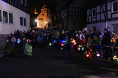 Sankt Martin Laternenumzug durch die Stadt (Foto: Karl-Franz Thiede)